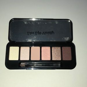 Buxom White Russian on the rocks palette
